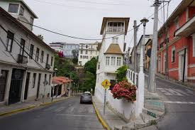 Cuál es el mejor cerro para hospedarse en Valparaíso